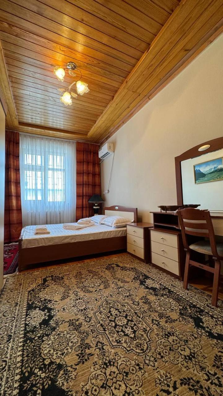 Дом 14 Bed & Breakfast Osh Exterior photo